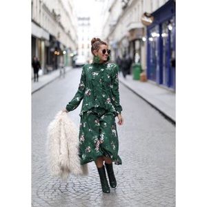 Long sleeve vintage-inspired midi dress